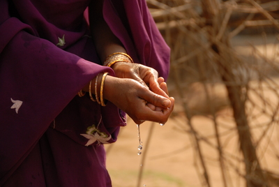 partner_using_village_pump_to_collect_water_photo_by_millie_5510497082_o.jpg